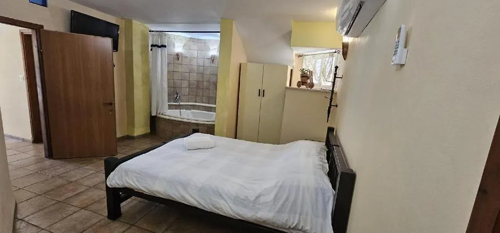 Lodge דביר סוויטות: ג'קוזי כפרי ליד הכנרת Villa Migdal