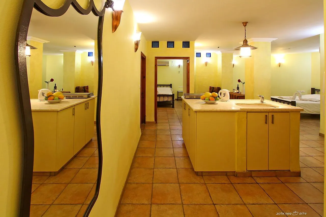 דביר סוויטות: ג'קוזי כפרי ליד הכנרת Villa Migdal
